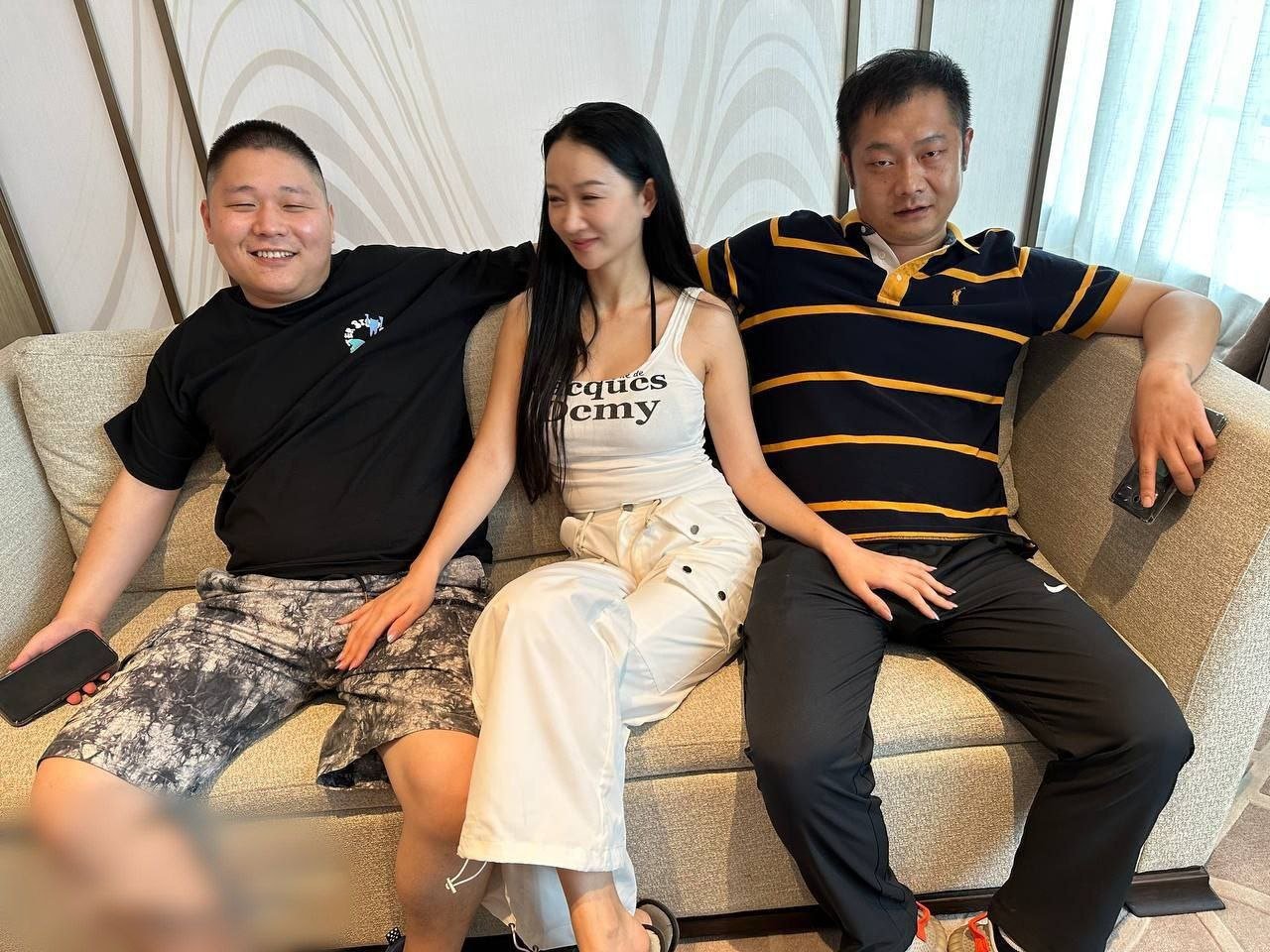 黑丝长腿骚批老婆，和单男一起露脸3P - 私房ACG - sifacg.com