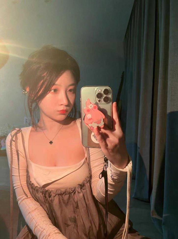 03年的小嫩逼，到处发骚照勾引男同学，约炮社会大屌哥 - 私房ACG - sifacg.com