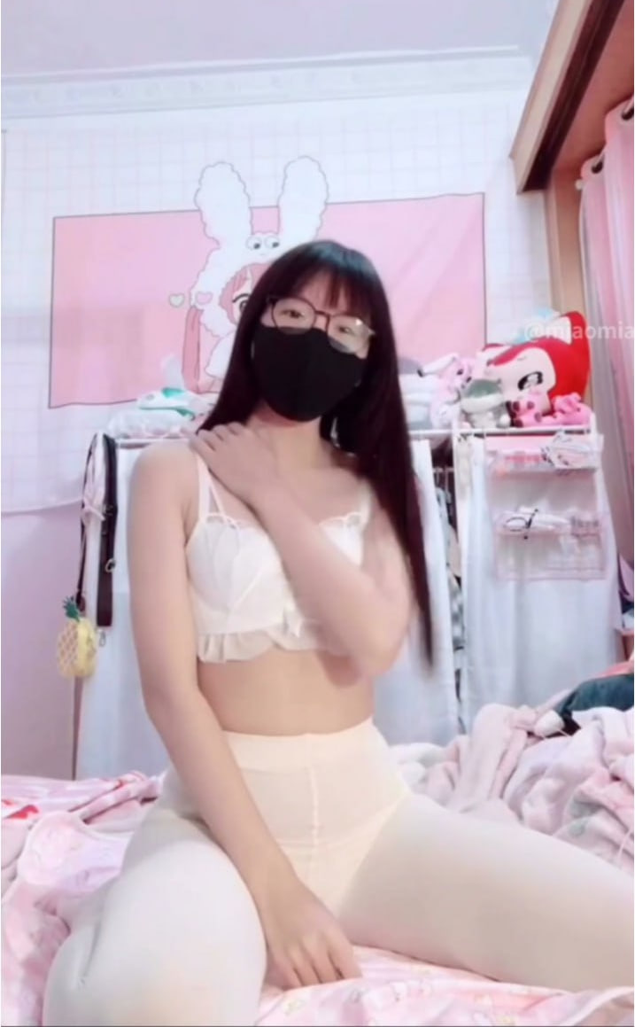 可爱萝莉自拍逼是真的粉嫩在宿舍偷偷插穴！！ - 私房ACG - sifacg.com