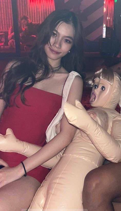 反差母狗找白人包养 被双飞不雅影片被流出 - 私房ACG - sifacg.com