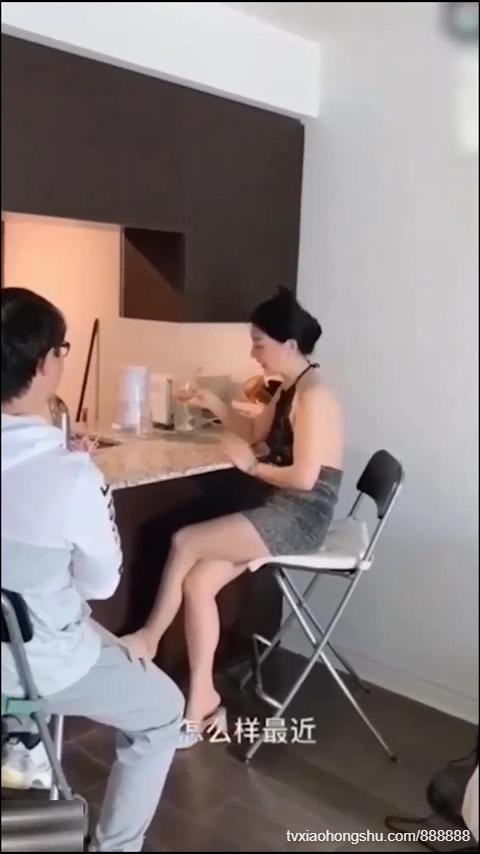 母子乱伦·风雨犹存的妈妈被儿子性侵拿妈妈的内裤打飞机_被妈妈发现把妈妈扑倒在床就操看妈妈高潮喷水 - 私房ACG - sifacg.com