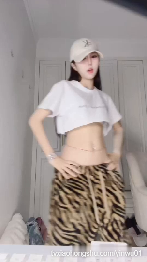主播小心肝，白T豹纹裤露腰杀！ - 私房ACG - sifacg.com