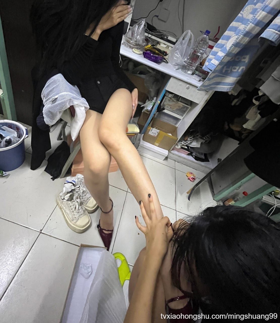 我室友在亲我的脚 - 私房ACG - sifacg.com